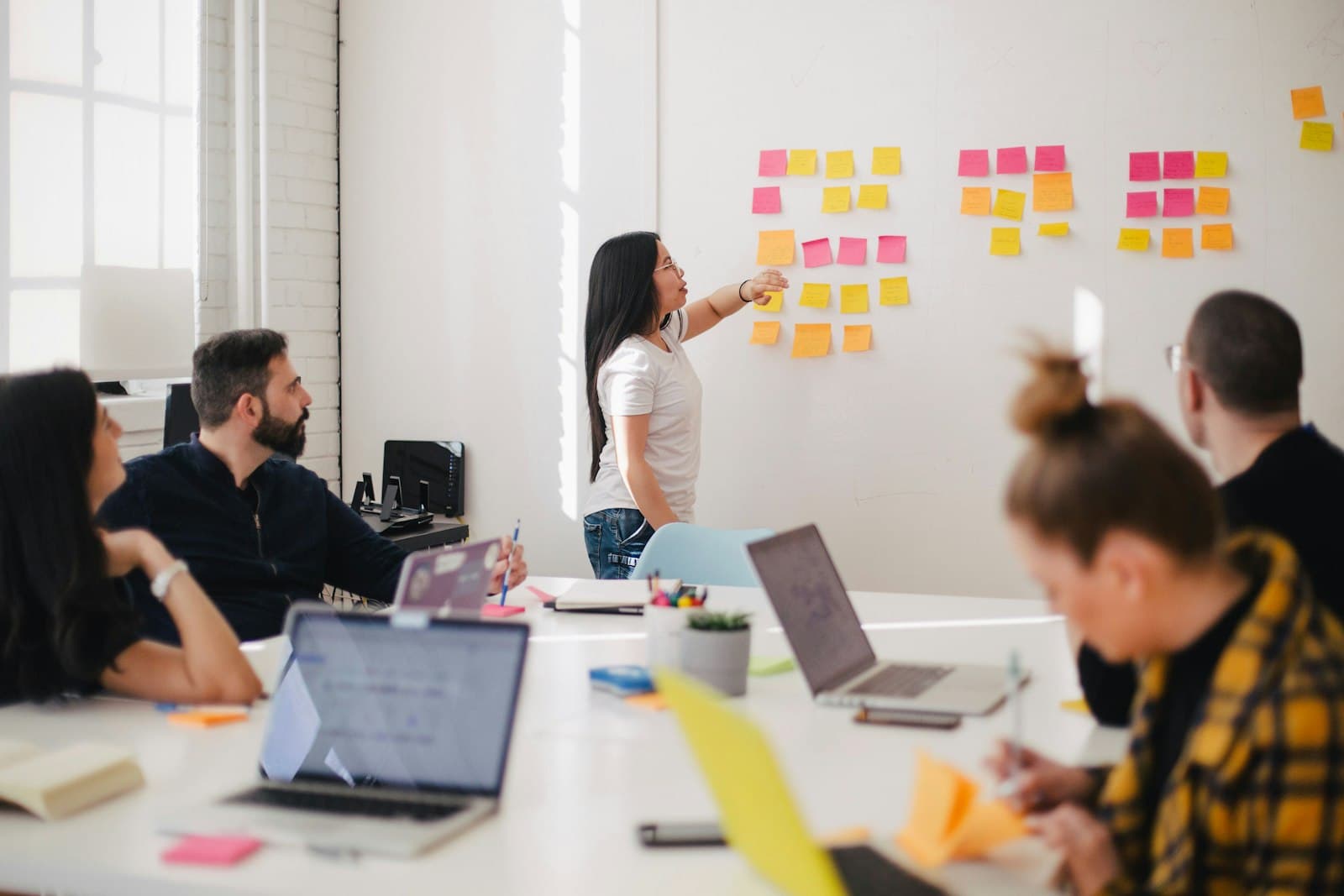 Sesión de consultoría con un equipo de trabajo